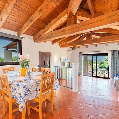 Apartment Charming Sea Sleeps 6in Shared Pool Punta de su Torrione