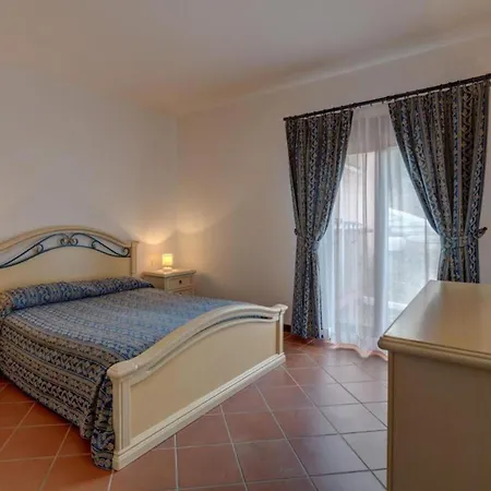 Apartment Charming Sea Sleeps 6in Shared Pool