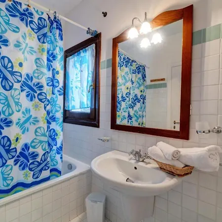 Apartment Charming Sea Sleeps 6in Shared Pool Punta de su Torrione