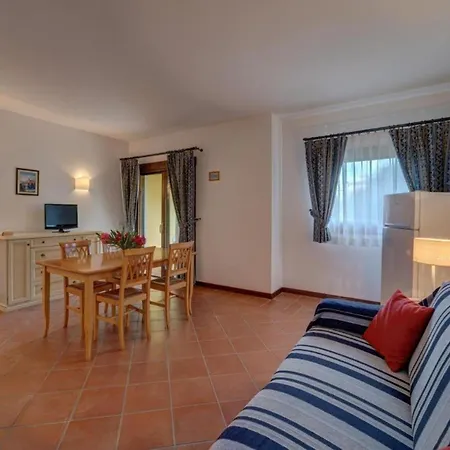 Apartment Charming Sea Sleeps 6in Shared Pool *