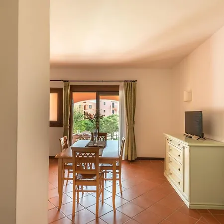 Apartment Charming Sea Sleeps 6in Shared Pool Punta de su Torrione