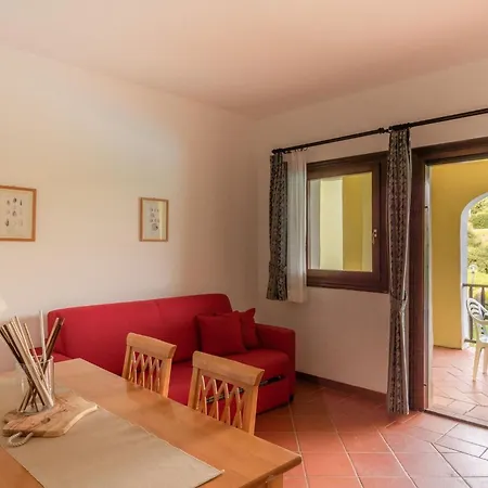 Charming Sea Sleeps 6in Shared Pool Apartment *