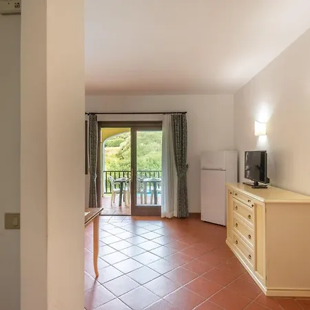 Charming Sea Sleeps 6in Shared Pool Apartment *