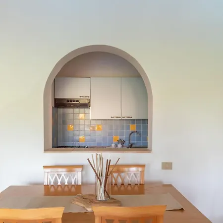 Charming Sea Sleeps 6in Shared Pool Apartment *