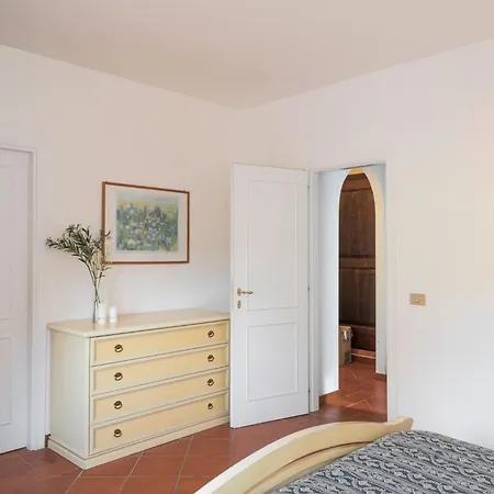 Apartment Charming Sea Sleeps 6in Shared Pool Punta de su Torrione