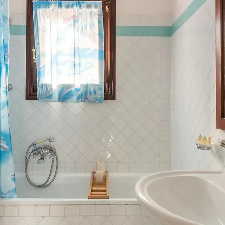 Charming Sea Sleeps 6in Shared Pool Apartment *