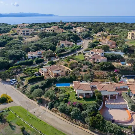 Charming Sea Sleeps 6in Shared Pool Apartment *