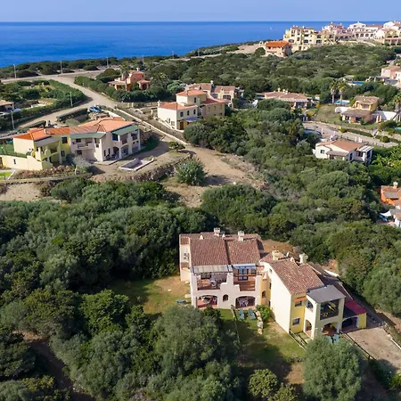 Charming Sea Sleeps 6in Shared Pool Apartment